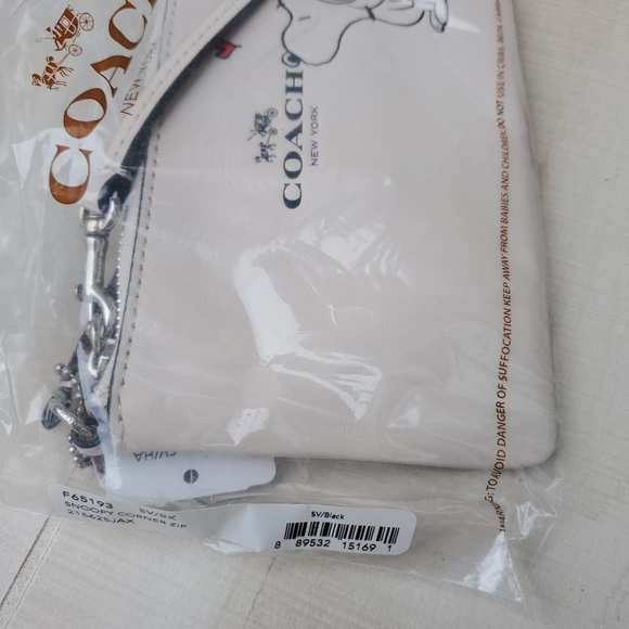 NWT COACH SNOOPY leather wristlet F65193 - Picture 2 of 7
